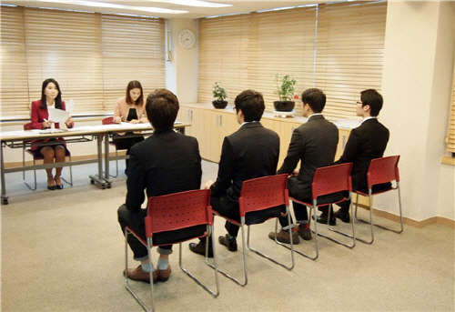 사진= W스피치커뮤니케이션 학원의 모의면접 교육 현장